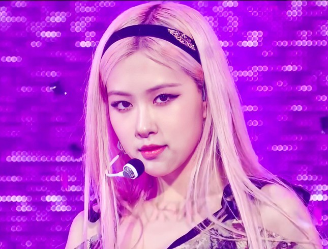 Lần đầu tiên trong lịch sử, fan mới thấy stylist của BLACKPINK làm điều này cho Rosé ảnh 5