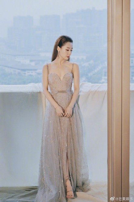 Mặc đồ nhái bị "bóc phốt" đã đành, hóa ra ngay cả mặc váy xa xỉ cũng có thể gặp họa ảnh 7