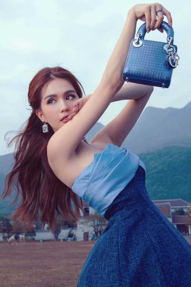 Chiếc váy thần thánh của NTK Lê Thanh Hòa: Cô gái nào mặc cũng hóa chân dài eo thon ảnh 2