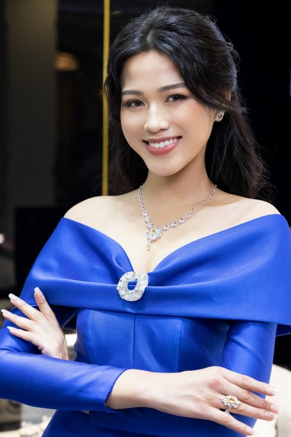 Chọn đúng trang phục trang điểm, Hoa hậu Đỗ Thị Hà xinh đẹp quý phái như công nương ảnh 2