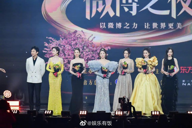 Lý do khiến Dương Mịch tránh đi thảm đỏ Đêm hội Weibo là vì lai lịch bất thường của bộ váy? ảnh 6