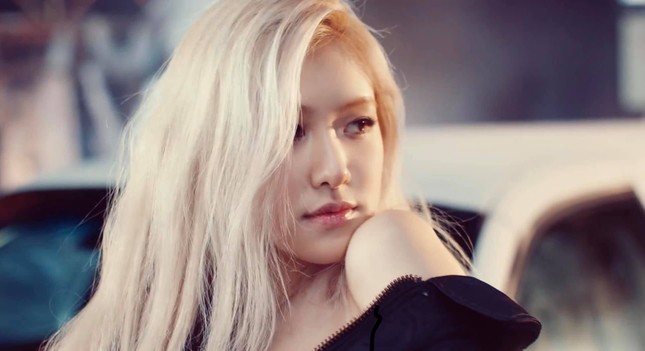“Cày view” cho Rosé (BLACKPINK) nhưng bạn có biết vì sao single lấy tên “On The Ground”? ảnh 3