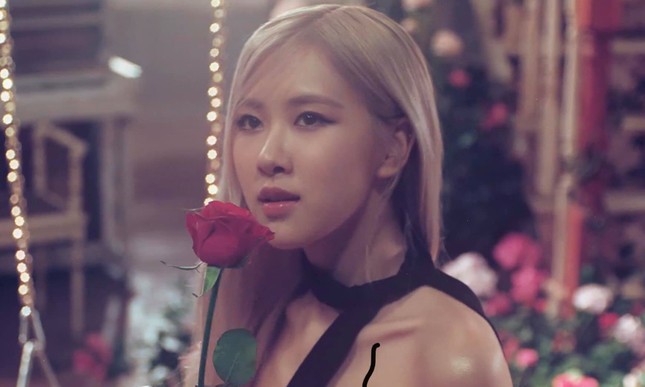 “Cày view” cho Rosé (BLACKPINK) nhưng bạn có biết vì sao single lấy tên “On The Ground”? ảnh 2