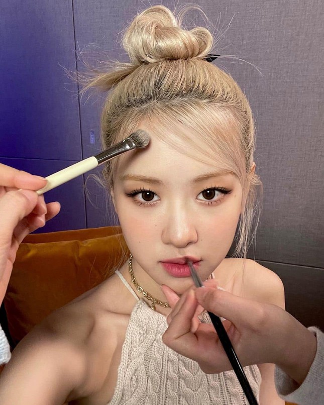Đâu chỉ nhờ giảm cân và đổi màu tóc, Rosé thăng hạng nhan sắc còn do trang điểm ảnh 7