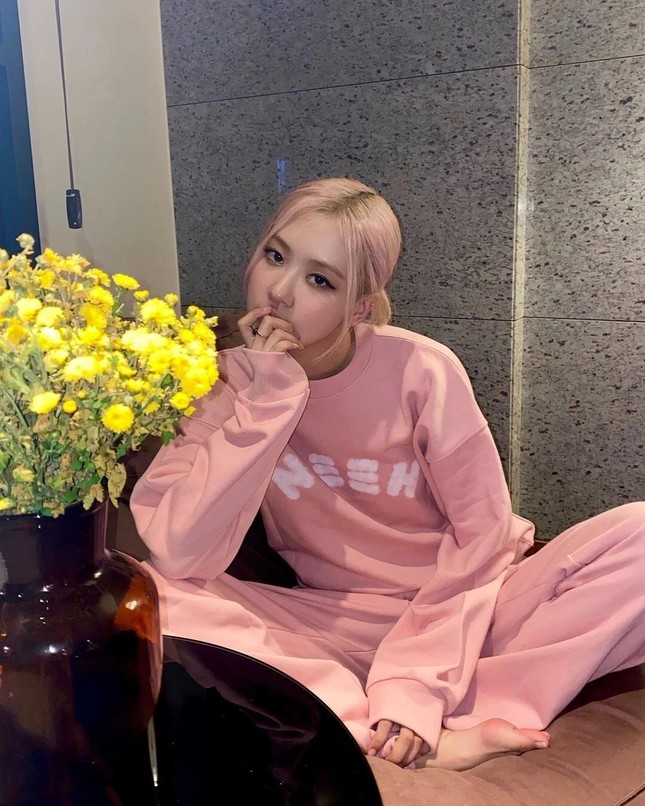 Đồ hiệu không thiếu nhưng Rosé miệt mài rút ví cho một loại trang phục ít ai quan tâm ảnh 6