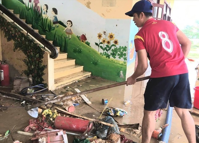 Xúc động hình ảnh cô trò vùng lũ hối hả dọn dẹp, sách vở lấm lem bùn đất sau bão lũ ảnh 2