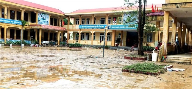 Xúc động hình ảnh cô trò vùng lũ hối hả dọn dẹp, sách vở lấm lem bùn đất sau bão lũ ảnh 1
