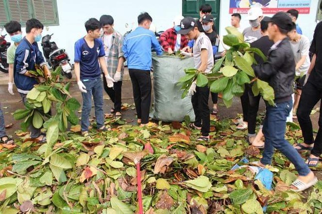 Xúc động hình ảnh cô trò vùng lũ hối hả dọn dẹp, sách vở lấm lem bùn đất sau bão lũ ảnh 5