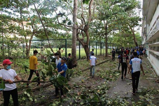 Xúc động hình ảnh cô trò vùng lũ hối hả dọn dẹp, sách vở lấm lem bùn đất sau bão lũ ảnh 6