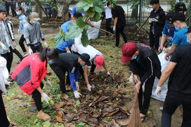 Xúc động hình ảnh cô trò vùng lũ hối hả dọn dẹp, sách vở lấm lem bùn đất sau bão lũ ảnh 7
