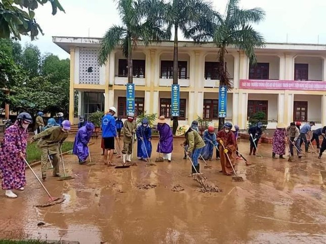 Xúc động hình ảnh cô trò vùng lũ hối hả dọn dẹp, sách vở lấm lem bùn đất sau bão lũ ảnh 8