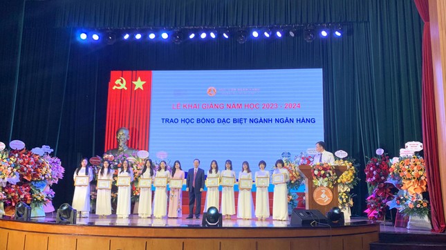 Hơn 4 tỉ đồng học bổng được trao tặng cho Học viện Ngân hàng ảnh 1