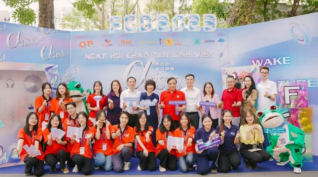 Sinh viên Trường Đại học Ngoại thương học hết sức, chơi hết mình ảnh 1