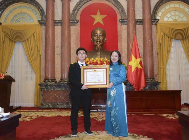 Bộ GD&ĐT công bố 10 dấu ấn giáo dục và đào tạo năm 2023 ảnh 10