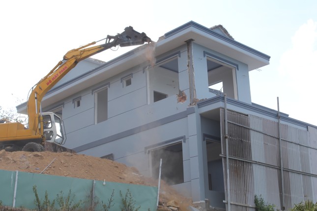 Tháo dỡ biệt thự 'khủng' xây trái phép trên núi ở Vũng Tàu ảnh 1