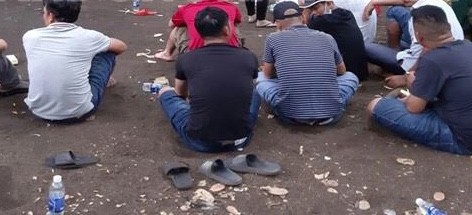 Con bạc dùng dao, hơi cay chống trả công an khi bị vây bắt ảnh 1