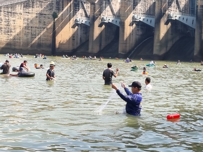 Thủy điện Trị An ngưng xả lũ, người dân 'được mùa' săn cá khủng ảnh 4