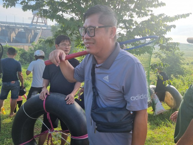 Thủy điện Trị An ngưng xả lũ, người dân 'được mùa' săn cá khủng ảnh 2