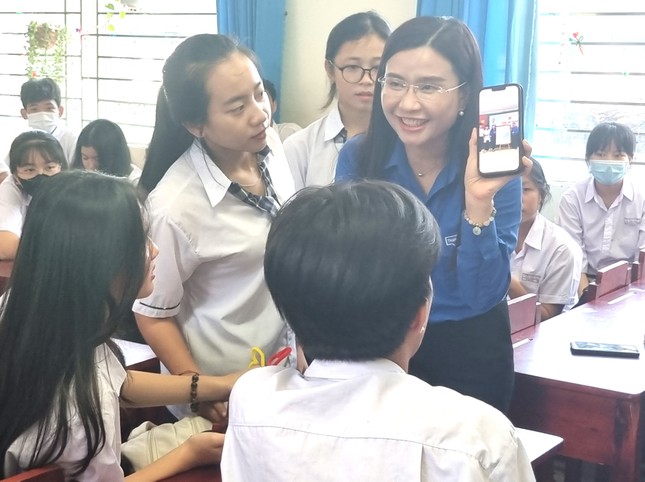 Tặng 1.200 bản đồ Việt Nam cho các trường học ở Bà Rịa - Vũng Tàu ảnh 2