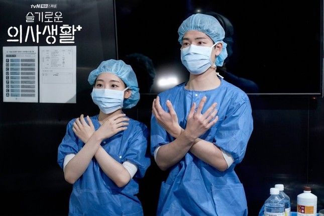 Soái ca tân binh “Hospital Playlist” gây sốt với gương mặt hao hao Park Bo Gum ảnh 2