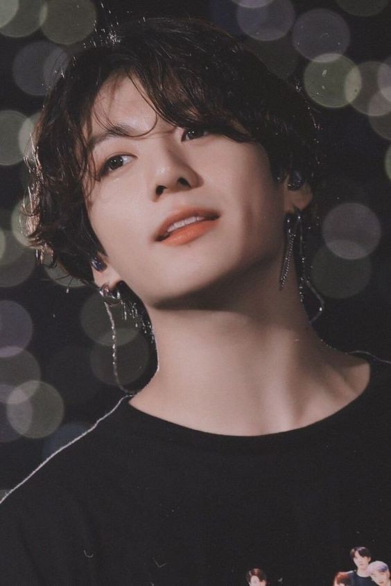 Scandal bủa vây Jungkook BTS: Từ nghi vấn hẹn hò gái lạ, tai nạn xe hơi đến “Itaewon“ ảnh 5
