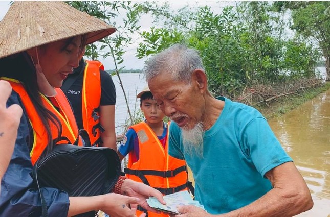 Thủy Tiên lên tiếng bênh vực Trấn Thành, Ngọc Trinh khi bị so sánh chuyện cứu trợ ảnh 1