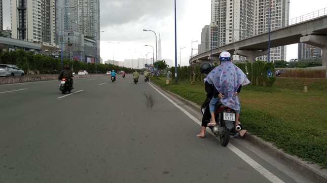 Sài Gòn bất ngờ đón 'mưa vàng' trong ngày nghỉ lễ ảnh 1