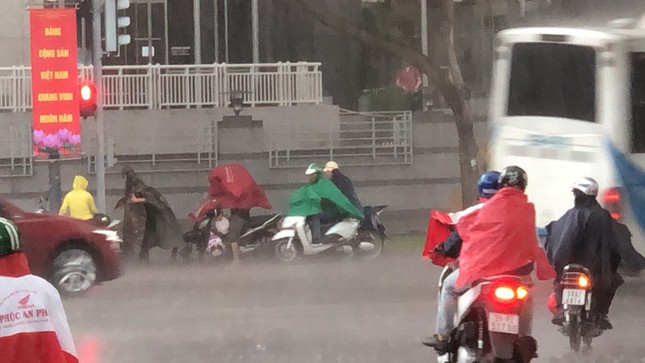 Sài Gòn bất ngờ đón 'mưa vàng' trong ngày nghỉ lễ ảnh 3