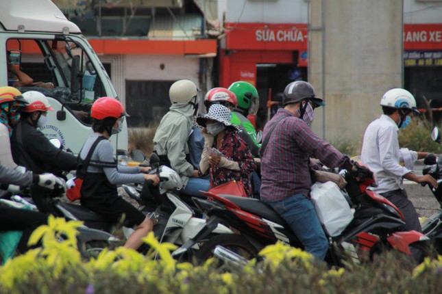 Người bán vé Sài Gòn mưu sinh trước giờ nghỉ chống dịch COVID-19 ảnh 2