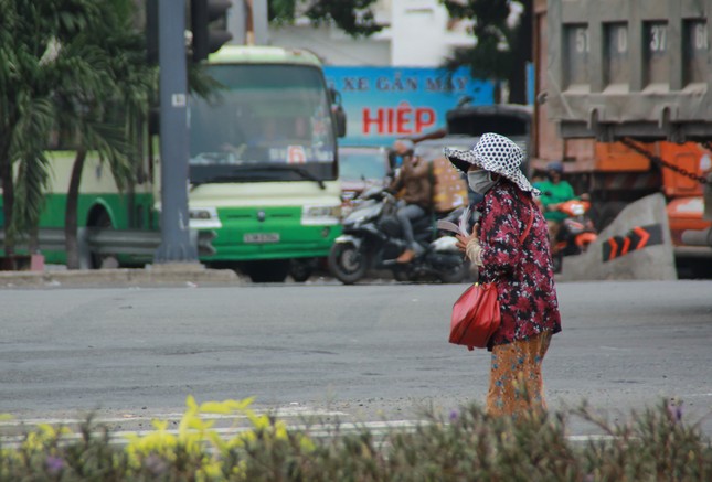 Người bán vé Sài Gòn mưu sinh trước giờ nghỉ chống dịch COVID-19 ảnh 3