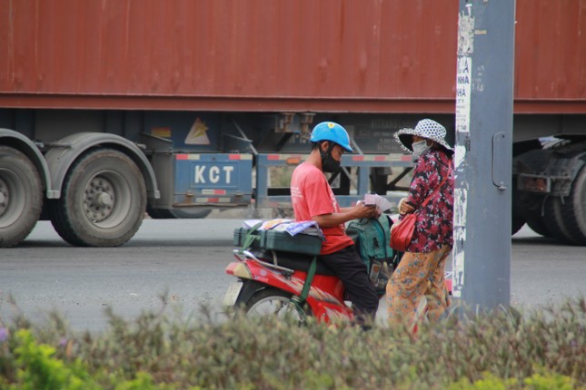 Người bán vé Sài Gòn mưu sinh trước giờ nghỉ chống dịch COVID-19 ảnh 4