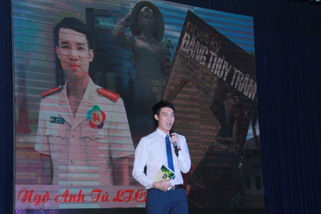 Thí sinh Ngô Anh Tú đoạt quán quân cuộc thi 'Quyển sách tôi yêu' ảnh 6