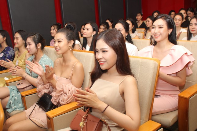 Thí sinh cao nhất Hoa hậu Việt Nam 2020 với 1m84: 'Vào Bán kết làm em bất ngờ và bối rối' ảnh 2