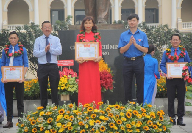 TPHCM tuyên dương 63 cán bộ, công chức, viên chức ảnh 1