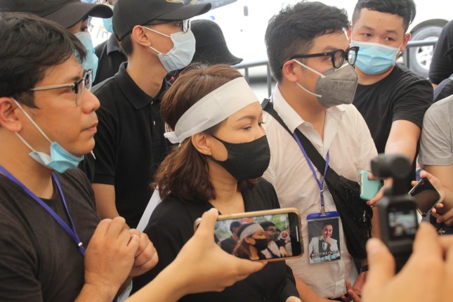 Việt Hương đeo khăn tang chia sẻ thông tin mới nhất quanh tang lễ nghệ sỹ Chí Tài ảnh 1