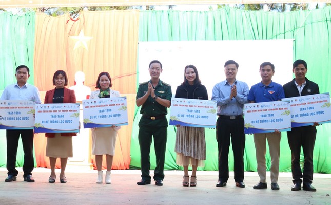 Mang 'mùa xuân' đến tặng người dân Tây Nguyên trước thềm Tết Nguyên đán ảnh 1