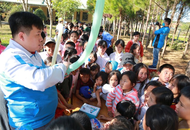 Mang 'mùa xuân' đến tặng người dân Tây Nguyên trước thềm Tết Nguyên đán ảnh 4
