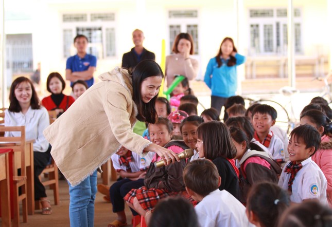 Mang 'mùa xuân' đến tặng người dân Tây Nguyên trước thềm Tết Nguyên đán ảnh 3