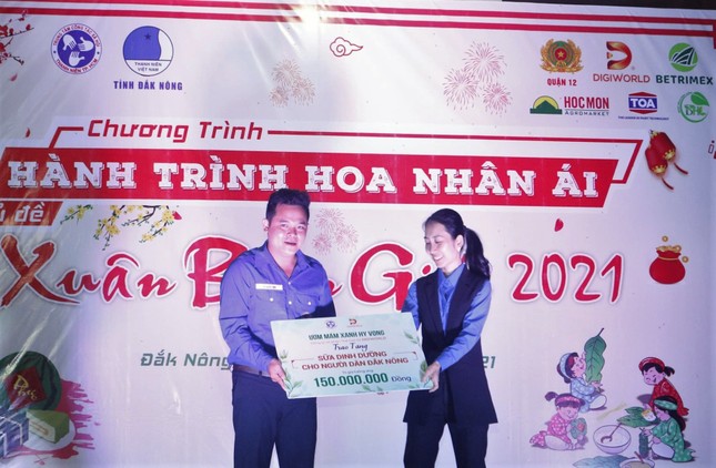 'Hành trình hoa nhân ái' chia sẻ quà ấm tình với bà con vùng khó Đắk Nông ảnh 3