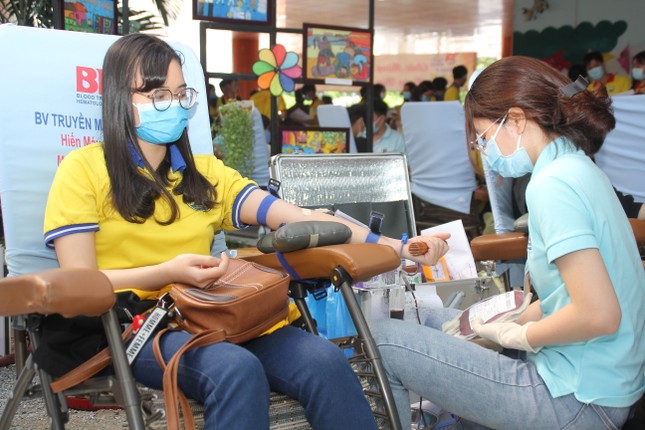 Ra quân Xuân tình nguyện, bạn trẻ TPHCM hiến máu, chỉnh trang viện dưỡng lão ảnh 5