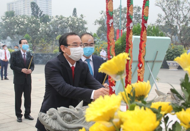 Lãnh đạo TPHCM dâng hương Anh hùng liệt sĩ, dâng cúng Quốc tổ Hùng Vương, Đức Lễ Thành hầu Nguyễn Hữu Cảnh ảnh 4