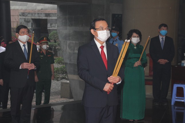 Lãnh đạo TPHCM dâng hương Anh hùng liệt sĩ, dâng cúng Quốc tổ Hùng Vương, Đức Lễ Thành hầu Nguyễn Hữu Cảnh ảnh 12