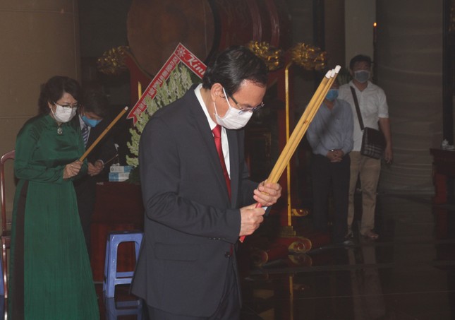 Lãnh đạo TPHCM dâng hương Anh hùng liệt sĩ, dâng cúng Quốc tổ Hùng Vương, Đức Lễ Thành hầu Nguyễn Hữu Cảnh ảnh 13