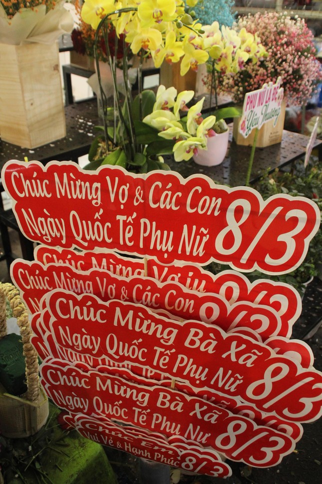 Cắm hoa xuyên đêm ở phố hoa lớn nhất TPHCM dịp 8/3 ảnh 16