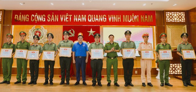 Đoàn viên Công an TPHCM đồng loạt triển khai 'Mỗi ngày làm một việc tốt vì nhân dân' ảnh 2