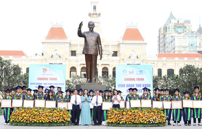 TPHCM tuyên dương, vinh danh 157 học sinh, sinh viên xuất sắc ảnh 5