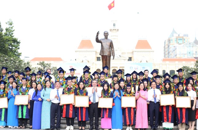 TPHCM tuyên dương, vinh danh 157 học sinh, sinh viên xuất sắc ảnh 8