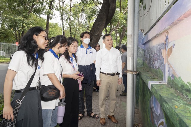 Ngắm con đường bích họa quảng bá nét đẹp Việt Nam vừa ra mắt tại trung tâm TPHCM ảnh 9