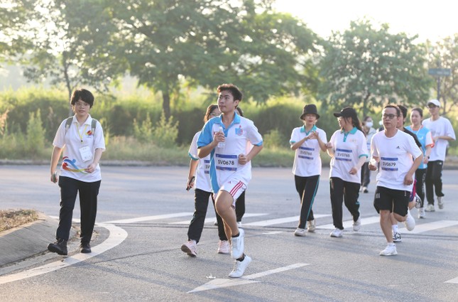 Bạn trẻ ASEAN - Nhật Bản chạy bộ, tham quan Đền Hùng ảnh 2