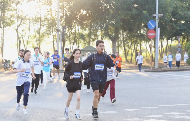 Bạn trẻ ASEAN - Nhật Bản chạy bộ, tham quan Đền Hùng ảnh 3
